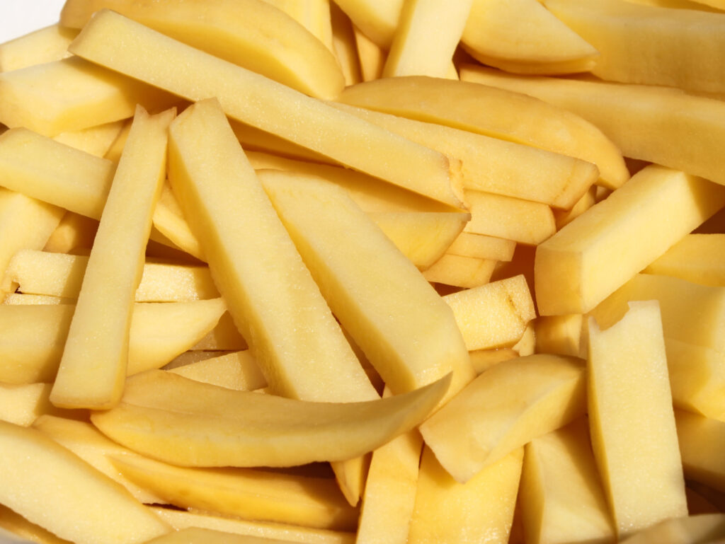 heap of raw potato strips